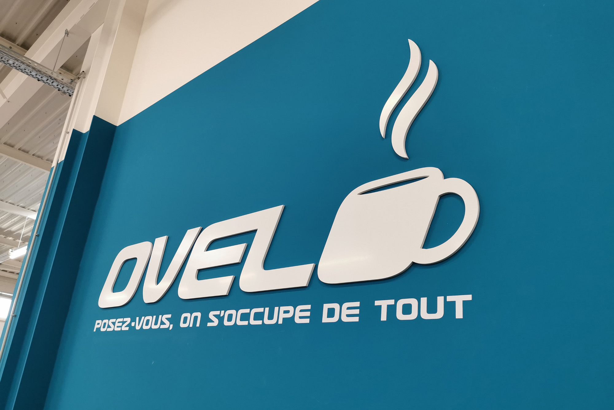 création d'un logo blanc et bleu